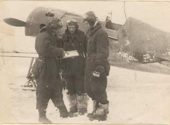 сержант Евгений Моисеев (справа) получает боевое задание у комэска  капитана Николая Варчук (слева)апрель 1942 года.jpg