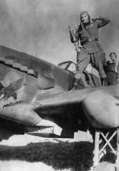 Мейлус на крыле своего Ил-2 после выполненного боевого задания. 1944 г..jpg