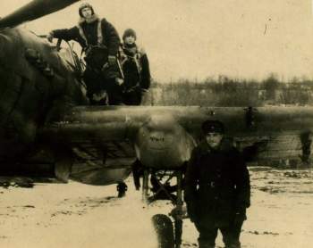 Ил-2 экипаж Карпухин, Ткаченко (стрелок), Маликов (механик) 13.12.1943 г..jpg
