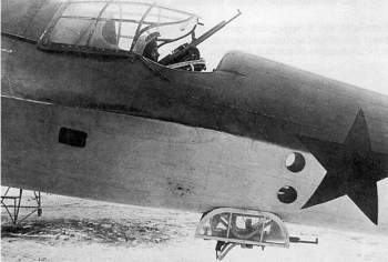 Бомбардировщик Ар-2 Верхняя турель ТСС-1 и нижняя МВ-2.jpg