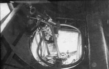 Турель МВ-2 в боевом положении – вид изнутри самолета.jpg