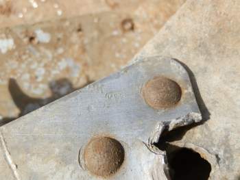 P6301779 - подкос шасси клеймо, прострел.JPG