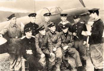 1944 г папа и летчики у самолета.jpg