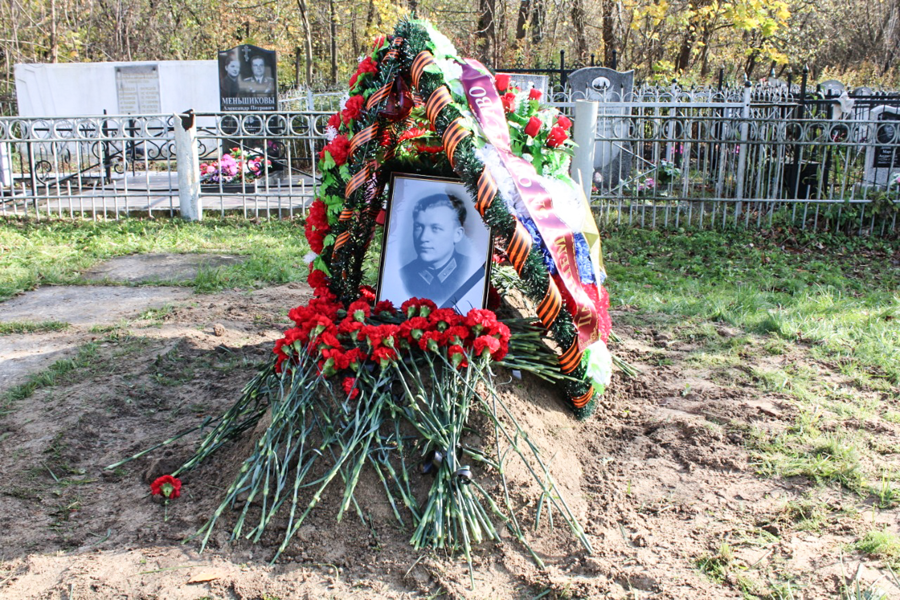 Где захоронен солдат. Мемориальное кладбище Калуга. Могилы летчиков. Кладбище летчиков. Кладбища погибших летчиков.