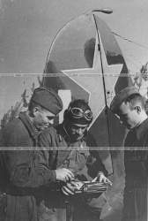 Ил-2 №1 Экипаж летчик-коммунист, капитан В.Анисимов, моторист А.Марченко и механик Т.Зыков (справа) рассматривают [карту].09.41.jpeg