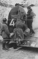 Ил-2 №4 Техники заканчивают восстановление самолета мл. л-та В.Емельянова, получившего пробоины во время воздушного боя 19.10.1941 г..jpeg