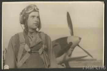Ленинградский фронт. Летчик-истребитель гвардии сержант Г. Н. Заможный у самолета..jpg