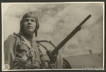 Ленинградский фронт. Стрелок-радист гвардии старшина Григорий Ярославцев у самолета..jpg