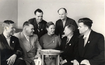 выжившие узники с журналисткой Ариадной Юрковой.png