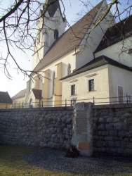 Памятник расположен прямо перед церковью.jpg