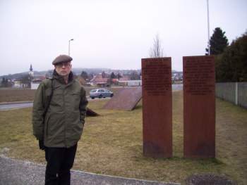 У монумента депутат горсовета Руперт Хубер.jpg