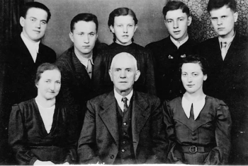 Семья Лангталеров и спасённые ими офицеры. 1965 год.png