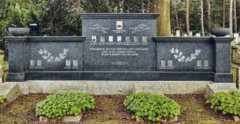 Один из памятников на могиле погибшим.jpg