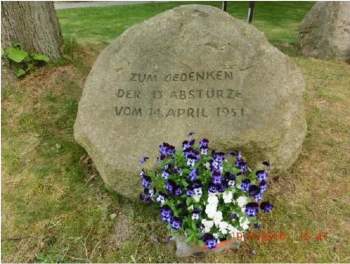 Памятный камень в центре деревни Кемлитц.jpg