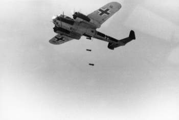 Bundesarchiv_Bild_101I-341-0489-13,_Frankreich,_Flugzeug_Dornier_Do_17.jpg