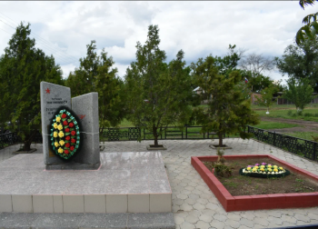 памятник летчику Жовтоножко Г.А. и воинам ВОВ.png