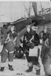 Экипаж Рузаева В.И. у самолёта Пе-2, 1943 г..jpg