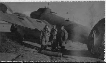 Экипаж Рузаева В.И. у самолёта Пе-2 № 8, 1943 г..jpg